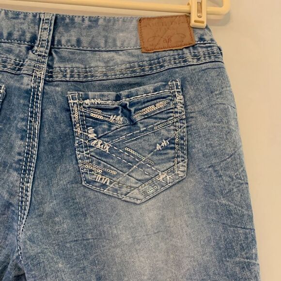 Amethyst distressed denim jeans with decorative pockets Size 9 Inseam 25” - Picture 6 of 9